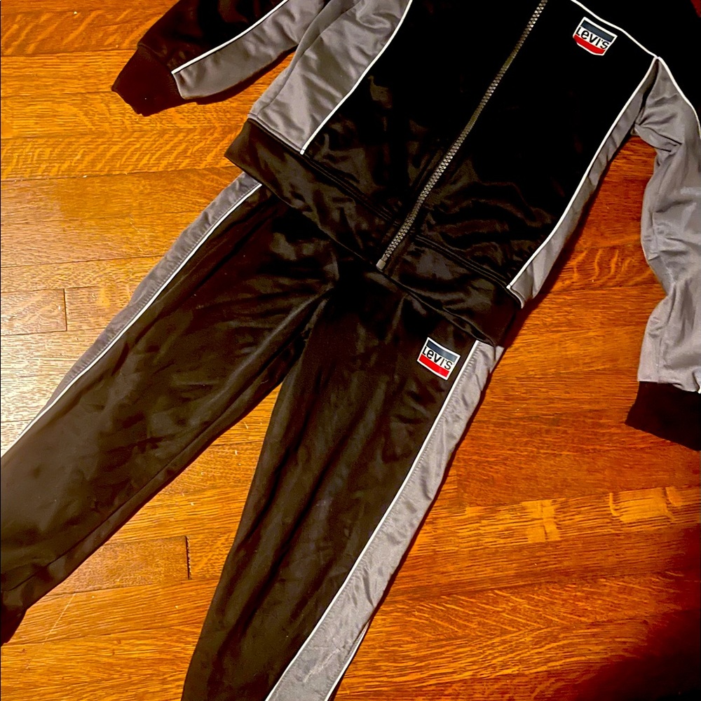 Boys Levi’s tracksuit sz 5-6. No flaws and lightly worn